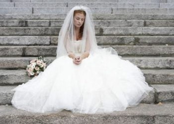 “მახსოვს, მთელი დარბაზი გრიალებდა, იყო ცეკვა-თამაში, სიმღერა… დედოფალს კი ცხვირ-პირი ჩამოსტიროდა. თვალს არ ვაშორებდი, მაინტერესებდა, ერთხელ მაინც თუ გაიღიმებდა”