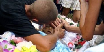 საკაცეში მწოლიარე ბავშვმა,რომელიც უკვე საფლავთან იყო მიყვანილი უცბათ ჩურჩულით წყალი მოითხოვა…