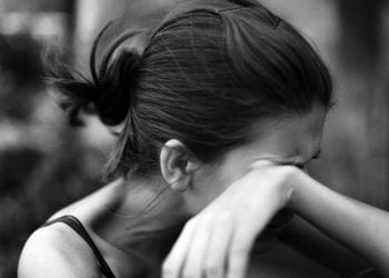 „ვერც კი წარმოიდგენდა, რომ შენ, რომელიც ერთ დროს იჩოქებდი მისი სიყვარულით, უღალატებდი.. გაგტიკბა? გაინაღდე? სხვას შეახარბე, რომ შენი გახდა? მერე რა ქენი? …“ – ღალატის გამო დანგრეული კიდევ ერთი ოჯახი