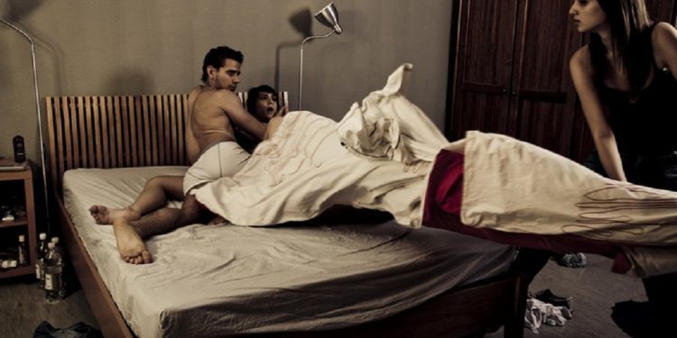 როგორ მოახერხა ქმარმა თავის გამართლება ცოლთან, როდესაც ის სახლში სხვასთან შეისწრო