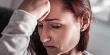 ქუჩაში დავინახე დაახლოებით 35 წლის ქალი და კაცი რაღაცაზე დაობდნენ.. კაცი გაბრაზდა, ორი დიდი პარკი ფეხებთან დაუგდო ქალს და გინებ-გინებით გაეცალა. ერთი პარკი გასკდა და ნავაჭრი ტროტუარზე მიმოიფანტა…