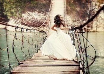 1-საათიანი სმა-ჭამის შემდეგ ავწიე თავი, სიძე-პატარძლის მაგიდისკენ გავიხედე და თვალებს არ დავუჯრე – სიძე კი იგივე იყო, მაგრამ პატარძალი ისე შეცვლილიყო