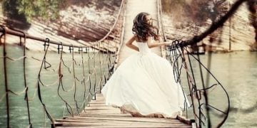 1-საათიანი სმა-ჭამის შემდეგ ავწიე თავი, სიძე-პატარძლის მაგიდისკენ გავიხედე და თვალებს არ დავუჯრე – სიძე კი იგივე იყო, მაგრამ პატარძალი ისე შეცვლილიყო