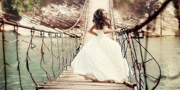 1-საათიანი სმა-ჭამის შემდეგ ავწიე თავი, სიძე-პატარძლის მაგიდისკენ გავიხედე და თვალებს არ დავუჯრე – სიძე კი იგივე იყო, მაგრამ პატარძალი ისე შეცვლილიყო