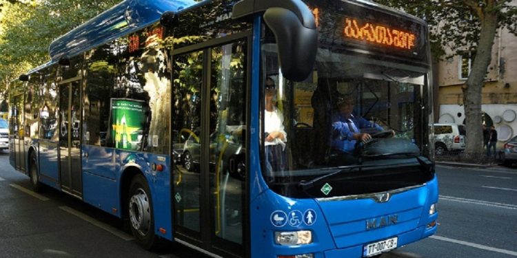 ახალ ავტობუსში მოხუცებული ამოვიდა, თითქმის ყველა ასაკიანი იჯდა სკამზე გარდა ერთი 18-19 წლის ბიჭისა, რომელმაც შეხედა მოხუცის სისუსტეს მაგრამ ადგილის დათმობა არც უფიქრია.. ისტორია, რომელიც დაგამუნჯებთ