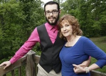 რა მიზეზით დაქორწინდა 17 წლის ბიჭი პენსიონერ ქალზე