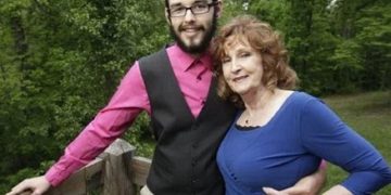 რა მიზეზით დაქორწინდა 17 წლის ბიჭი პენსიონერ ქალზე