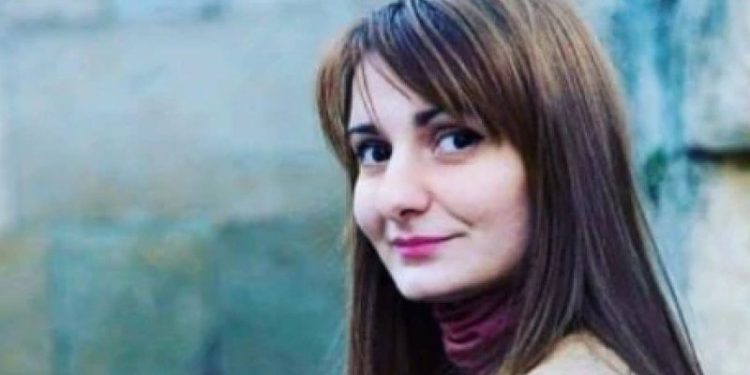 „მეც იმ ქალთაგანი ვიყავი, რომელსაც მოხვედრია ხელი, ფეხი, ჭიქა, ჯოხი, რომლის თმაც ზოგჯერ სხვის ხელს შერჩენია… ჩემზეც ამბობდნენ რატომ აქამდე არ წამოვიდაო”- რას წერს ქალი, რომელმაც მოძალადეს თავი 10 წლის წინ დააღწია