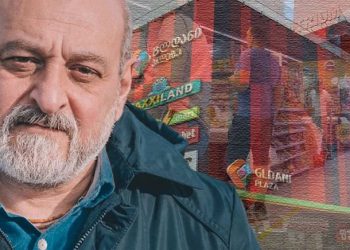 გლდანის მოლში გაოფლილი და ბოლომდე გატიალებული მამაკაცი ცოლისთვის სახეზე ნაყინის წასმას ცდილობდა… ხო მთხოვე ნაყინი, ჰოდა გიყიდე, რატომ არ ჭამო… შემდეგ იმ არაკაცმა ქალს ქეჩოში მარცხენა წაავლო…