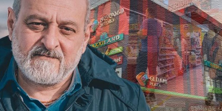 გლდანის მოლში გაოფლილი და ბოლომდე გატიალებული მამაკაცი ცოლისთვის სახეზე ნაყინის წასმას ცდილობდა… ხო მთხოვე ნაყინი, ჰოდა გიყიდე, რატომ არ ჭამო… შემდეგ იმ არაკაცმა ქალს ქეჩოში მარცხენა წაავლო…