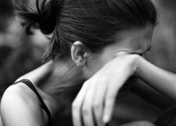 ქალიშვილთან ერთად ვიჯექი, როდესაც ქმარმა 20 წლიანი ქორწინების შემდეგ სმს შეტყობინებით მიგვატოვა