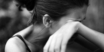 ქალიშვილთან ერთად ვიჯექი, როდესაც ქმარმა 20 წლიანი ქორწინების შემდეგ სმს შეტყობინებით მიგვატოვა