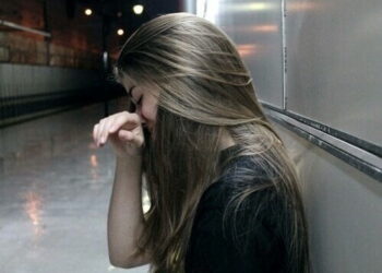 „14 წლის ვიყავი, როცა 35 წლის კაცი შემიყვარდა.. ოჯახის სასტიკი წინააღმდეგობის მიუხედავად 16 წლის ასაკში გავიპარე.. საბოოლოოდ მშობლებთან შესარიგებელ სოფრაზე მომავალი მანქანით ხევში გადავეშვით.. ბეჟანმა ჩემი სავარძელზე დაგდება მოასწრო და თვითონ ზევიდან გადამეფარა.. ჩემი ბედნიერება სულ რამდენიმე საათი გაგრძელდა..“