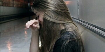 „14 წლის ვიყავი, როცა 35 წლის კაცი შემიყვარდა.. ოჯახის სასტიკი წინააღმდეგობის მიუხედავად 16 წლის ასაკში გავიპარე.. საბოოლოოდ მშობლებთან შესარიგებელ სოფრაზე მომავალი მანქანით ხევში გადავეშვით.. ბეჟანმა ჩემი სავარძელზე დაგდება მოასწრო და თვითონ ზევიდან გადამეფარა.. ჩემი ბედნიერება სულ რამდენიმე საათი გაგრძელდა..“