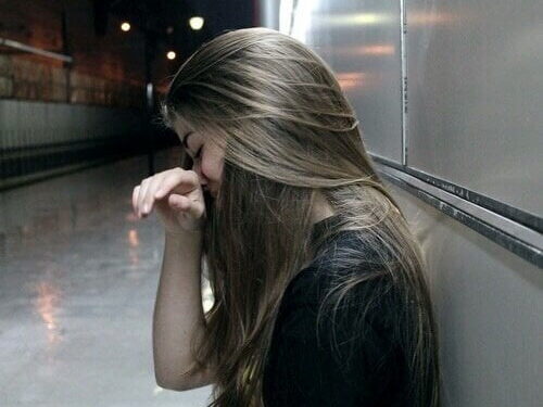 „14 წლის ვიყავი, როცა 35 წლის კაცი შემიყვარდა.. ოჯახის სასტიკი წინააღმდეგობის მიუხედავად 16 წლის ასაკში გავიპარე.. საბოოლოოდ მშობლებთან შესარიგებელ სოფრაზე მომავალი მანქანით ხევში გადავეშვით.. ბეჟანმა ჩემი სავარძელზე დაგდება მოასწრო და თვითონ ზევიდან გადამეფარა.. ჩემი ბედნიერება სულ რამდენიმე საათი გაგრძელდა..“