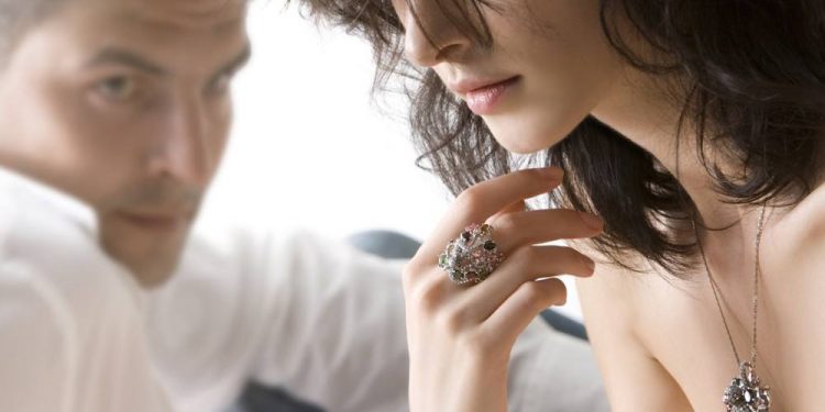 ჩემი განყოფილების უფროსი 40 წლის ქალი შემიყვარდა.. ყველაფერს ვაკეთებდი, რომ მისი ყურადღება მიმეპყრო.. როცა მეგონა, ეს წარმატებით მოვახერხე სრულიად წარმოუდგენელი რამ მოხდა..