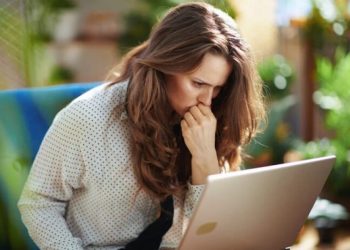 „ყველაფერი უწყინარი თამაშით დაიწყო.. საბოლოოდ იქამდე მივედი, რომ ცოლიან კაცებს ვწერდი და ვაშანტაჟებდი” – როგორ სძალავდა ფულს ოჯახის წევრებს და რის გამო მიატოვა 3 შვილი ქართველმა დედამ