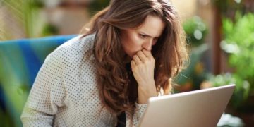 „ყველაფერი უწყინარი თამაშით დაიწყო.. საბოლოოდ იქამდე მივედი, რომ ცოლიან კაცებს ვწერდი და ვაშანტაჟებდი” – როგორ სძალავდა ფულს ოჯახის წევრებს და რის გამო მიატოვა 3 შვილი ქართველმა დედამ