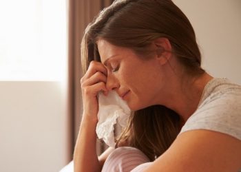 „ჩემს შვილს თურმე ვესირცხვილები.. ერთხელ სადარბაზოში შეყვარებულ ბიჭთან ერთად ვნახე.. მან კი თქვა, ეს დამლაგებელი ქალი იტყუება, დედაჩემი იტალიაშიაო.. ” – დამლაგებელი დედის გულისტკივილი