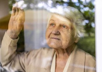 მიუხედავად იმისა, რომ ყველანაირად ეხმარებოდა, შვილებიც გაუზრდა, ერთ საღამოს თინამ სრულიად შემთხვევით ყური მოჰკრა რძლის ნათქვამს, – ორი ძმა გყავს, რძლებიც და ძმისშვილებიც. ახლა მათ მიხედონ დედაშენსო.. იმავე საღამოს მეორე შვილს სთხოვა შენთან გადმოვალ ცოტა ხანიო.. მალევე მეორე რძლისგან უარესი მოისმინა..