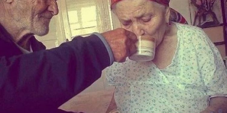 „მოხუცს ყოველ დილით მოხუცთა თავშესაფარში თავის მეუღლესთან საჭმელი მიჰქონდა და თავის ხელით აჭმევდა.. ერთ დღეს ვკითხე, თუ რატომ არ მიყავდა სახლში.. მისმა პასუხმა შოკში ჩამაგდო..“ – ამბავი, რომელმაც სოციალურ ქსელში ყველა თაობის ყურადღება მიიპყრო