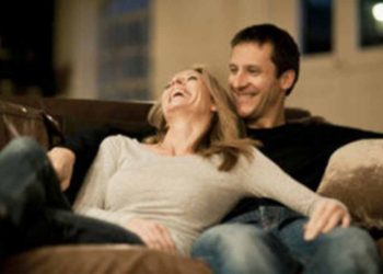 მარტოხელა წარმატებული ქალი ვარ.. რამდენიმე წლის წინ მარტო გადავედი საცხოვრებლად.. ერთ საღამოს კარზე ვიღაცამ დააკაკუნა. ასე, ორმოციოდე წლის მამაკაცი იდგა კართან. თითქოს მეცნო.. მიუხედავად იმისა, რომ ცოლიანი იყო, ამ ვიზიტმა ჩემი ცხოვრება სამუდამოდ შეცვალა..