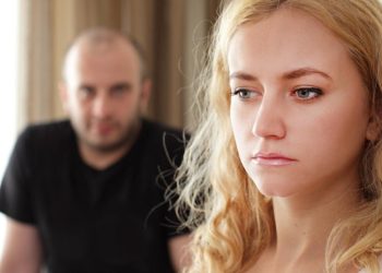 „ძალიან გვიჭირდა. ქმარიც ხელს არ ანძრევდა და იძულებული გავხდი საბერძნეთში სამუშაოდ წავსულიყავი.. პრობლემები მოვაგვარე, სახლში დავბრუნდი მაგრამ ახლა ქმარი არ მიღებს, ჰგონია, რომ ის კაცი, ვის ოჯახშიც ვცხოვრობდი და ვმუშაობდი ჩემი საყვარელი იყო.. არვიცი როგორ მოვიქცე..“