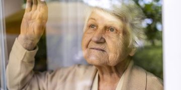 შვილიშვილმა ბებია, რომელმაც აღზარდა ავტოსადგურზე დატოვა.. ბებო მას ელოდებოდა, მაგრამ რამდენიმე საათში მიხვდა, რომ დატოვა და მატარებლით წავიდა.. მალევე შვილიშვილი ამის გამო ცხოვრებამ მწარედ დასაჯა..