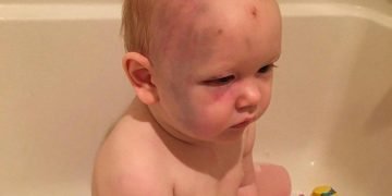 ძიძა, რომელმაც 1 წლის ბავშვი ცემა, სრულიად წარმოუდგენელი მიზეზით უდანაშაულოდ ცნეს