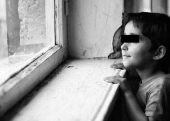 „ბიჭმა, სკოლაში სიარული შეწყვიტა.. რამდენიმე კვირის შემდეგ მასწავლებლის რჩევით კლასელებმა მიზეზის გასაგებად სახლში მიაკითხეს.. – პატარა ბიჭის ემოციური ამბავი, რომელიც ყველასთვის გაკვეთილი უნდა იყოს