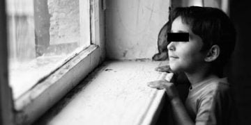 „ბიჭმა, სკოლაში სიარული შეწყვიტა.. რამდენიმე კვირის შემდეგ მასწავლებლის რჩევით კლასელებმა მიზეზის გასაგებად სახლში მიაკითხეს.. – პატარა ბიჭის ემოციური ამბავი, რომელიც ყველასთვის გაკვეთილი უნდა იყოს