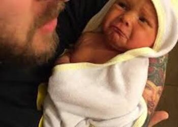 მამა შვილთან ერთად გადაღებული ფოტო სოციალურ ქსელში გამოაქვეყნა.. ფოტოზე ერთ-ერთი მომხმარებლის მიერ დაწერილმა კომენტარმა კი, ბავშვის სიცოცხლე გადაარჩინა..