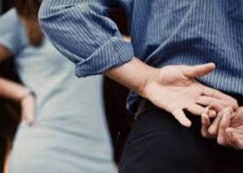 ბოლო პერიოდში მამაჩემი ძალიან დატკბა.. დავეჭვდი, უჩუმრად გავყევი უკან და ფაქტზეც წავასწარი: ჩემი მორალისტი მამიკო ვარდებით ხელში საკმაოდ ახალგაზრდა ქალს შეხვდა.. შემდეგ კი ეს გავაკეთე..