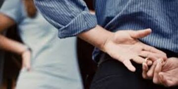 ბოლო პერიოდში მამაჩემი ძალიან დატკბა.. დავეჭვდი, უჩუმრად გავყევი უკან და ფაქტზეც წავასწარი: ჩემი მორალისტი მამიკო ვარდებით ხელში საკმაოდ ახალგაზრდა ქალს შეხვდა.. შემდეგ კი ეს გავაკეთე..