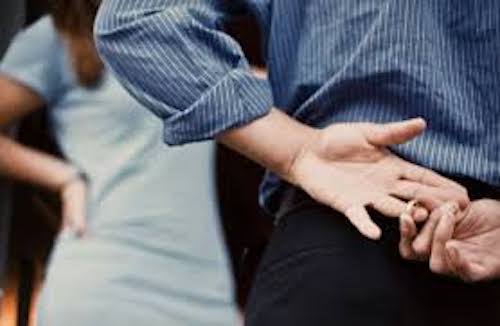 ბოლო პერიოდში მამაჩემი ძალიან დატკბა.. დავეჭვდი, უჩუმრად გავყევი უკან და ფაქტზეც წავასწარი: ჩემი მორალისტი მამიკო ვარდებით ხელში საკმაოდ ახალგაზრდა ქალს შეხვდა.. შემდეგ კი ეს გავაკეთე..