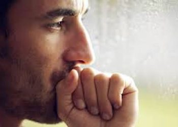 შეყვარებული ვიყავი ერთ გათხოვილ ქალზე. ვიცოდი მარტო იყო და მინდოდა, სიურპრიზი მომეწყო, მაცივრის ყუთი ვოშოვე, შიგ ჩავჯექი და გადაზიდვის სერვისს ქალის სახლში ატანა ვთხოვე.. როცა სახლში შემიტანეს ხმები შემომესმა.. ქალი მარტო აშკარად რ იყო..