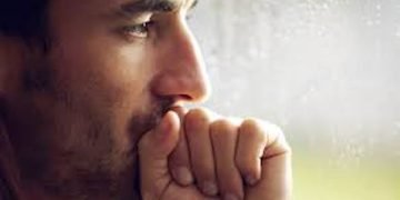 შეყვარებული ვიყავი ერთ გათხოვილ ქალზე. ვიცოდი მარტო იყო და მინდოდა, სიურპრიზი მომეწყო, მაცივრის ყუთი ვოშოვე, შიგ ჩავჯექი და გადაზიდვის სერვისს ქალის სახლში ატანა ვთხოვე.. როცა სახლში შემიტანეს ხმები შემომესმა.. ქალი მარტო აშკარად რ იყო..