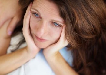 ერთ საღამოს დედამთილმა დაინახა, რომ მისი რძალი ტახტზე შიშველი იწვა და შოკში ჩავარდა… თუმცა ის რაც შემდეგ მოხდა, კიდევ უფრო შოკისმომგვრელი იყო..