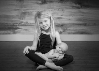 მძღოლმა უფსკრულის პირას პატარა, დაჭრილი გოგონა დაინახა… როცა მიუახლოვდა, მეტყველების უნარი სრულად დაკარგა..