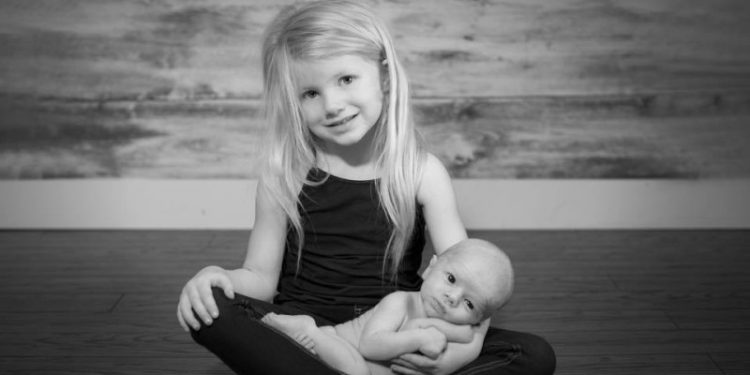 მძღოლმა უფსკრულის პირას პატარა, დაჭრილი გოგონა დაინახა… როცა მიუახლოვდა, მეტყველების უნარი სრულად დაკარგა..