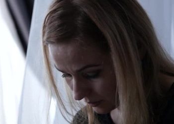 „თუ ჩემი შვილი მეგობრებთან ერთად შემთხვევით ქუჩაში შემხვდება, თვალით მანიშნებს, რომ გავიარო და არ გამოველეპარაკო.. არვიცი რა გავაკეთო.. დედებო გთხოვთ მირჩიეთ, ჩემს ადგილას თქვენ როგორ მოიქცეოდით ..“  – ახალგაზრდა ქალი დახმარებას ითხოვს