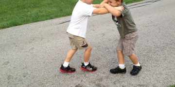 „შვილი სკოლიდან ძალიან ნაცემი გამოვიყვანე.. მერე გავარკვიე, რომ ვისაც ეჩხუბა ისიც კარგად უცემია ჩემს შვილს…” – როგორ გადაჭრა შვილის პრობლემა ერთმა დედამ.. ალბათ ასე ბევრი დედა არ მოიქცეოდა