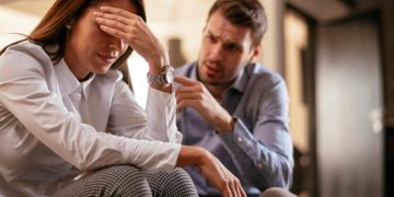 ბოლო დროს ჩემი ცოლის ქცევებმა ძალიან დამაეჭვა და მუდმივად ვუთვალთვალებდი, რომ რამეში გამომეჭირა..