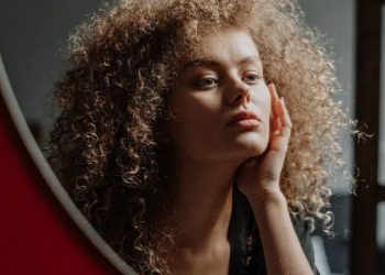 “ჩემს დედამთილს სიმართლის გამჟღავნების ისე ეშინია, რომ არა მგონია, ოდესმე მაწყენინოს… თავიდან სარძლოდ ჩემი გვარის გამო მიწუნებდა, მაგრამ როცა გაიგო, რომ მისი საიდუმლო ვიცოდი მთხოვდა არ დამღუპო ჩემს შვილს ცოლობაზე უარი არ უთხრაო..“