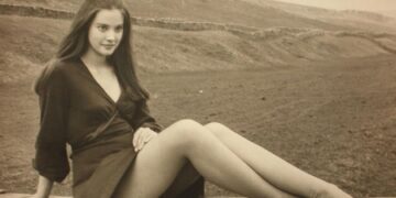 ვინ არის და როგორ გამოიყურება დღეს ქალბატონი, რომელმაც 1970 წელს საკმაოდ თამამი ფოტო გადაიღო