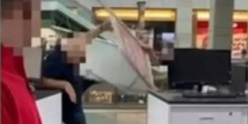 ვიდეო: 55 წლის ქართველმა ვარშავის სავაჭრო ცენტრში მომხმარებელი სარეკლამო ბანერით სცემა