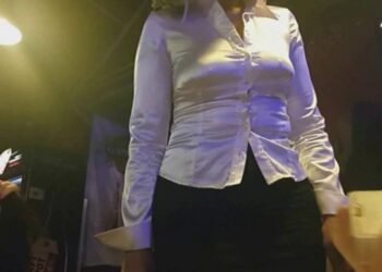 ქალბატონმა საჯაროდ დასცინა ნახევრად ყრუ ოფიციანტს, მისმა ქმარმა კი ისეთი რამ გააკეთა, გარშემომყოფები შოკში ჩავარდნენ