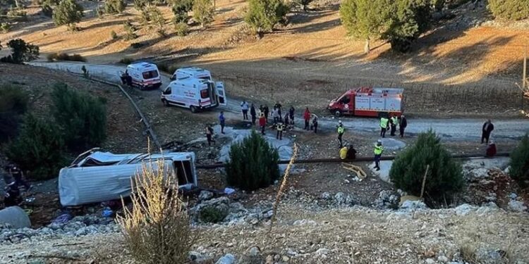 რა საშინელებაა, ავტობუსი თხრილში გადავარდა 5 ადამიანი დაიღუპა, დაშავდა 14 – რა კადრები ვრცელდება? (უცხოეთი)