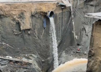 (VIDEO) ვრცელდება შოკისმომგვრელი კად­რე­ბი – ნახეთ, რო­გორ ჩა­ინ­გრა ხალხის თვალწინ გზა და ღრმა ორმო წარ­მო­იქ­მნა