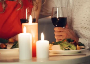 ეს წყვილი ბარებსა და რესტორნებში ისეთ რამეს აკეთებს, რომ მათ თანხას მუდმივად სხვები იხდიან